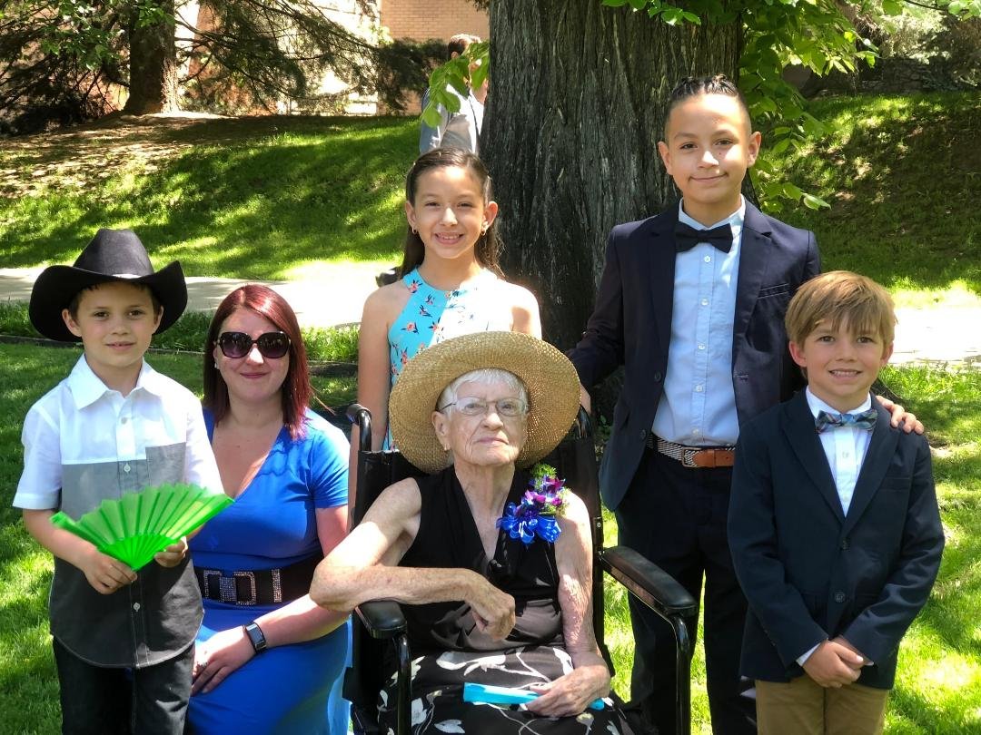 Doris and 5 of her 15 great grandchildren