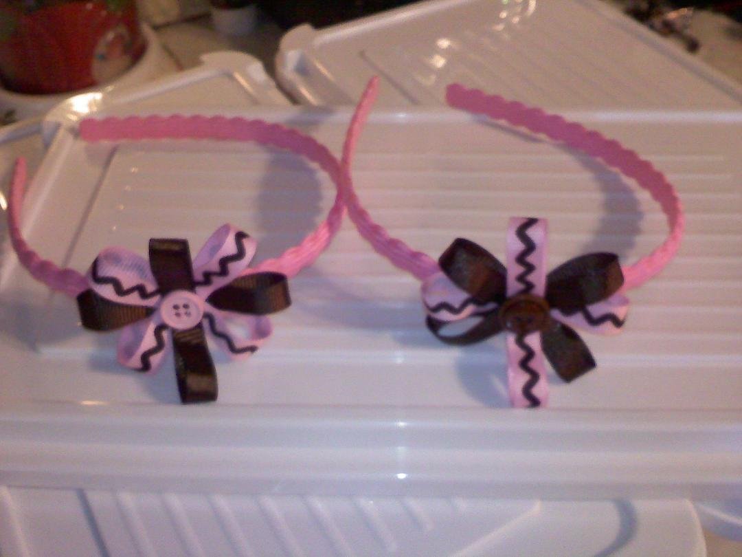 pink and brown headband reg price 3.00 and 1.50 for shipping but 1st to comment can get one for 2.50 and 1.00 for shipping