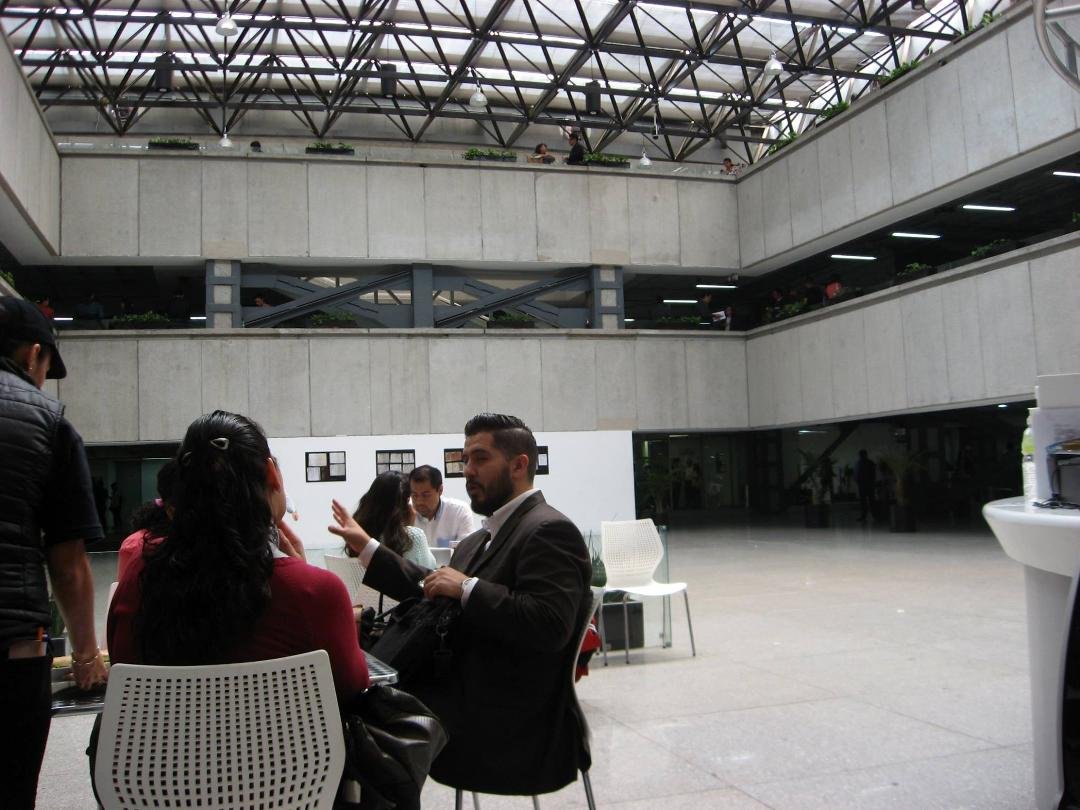 Este es el edificio nuevo de Conciliación y Arbitraje del Distrito Federal.
This is the new Labor Court House in Mexico City, where I having a trail against the old company I work to recover money they owne me.