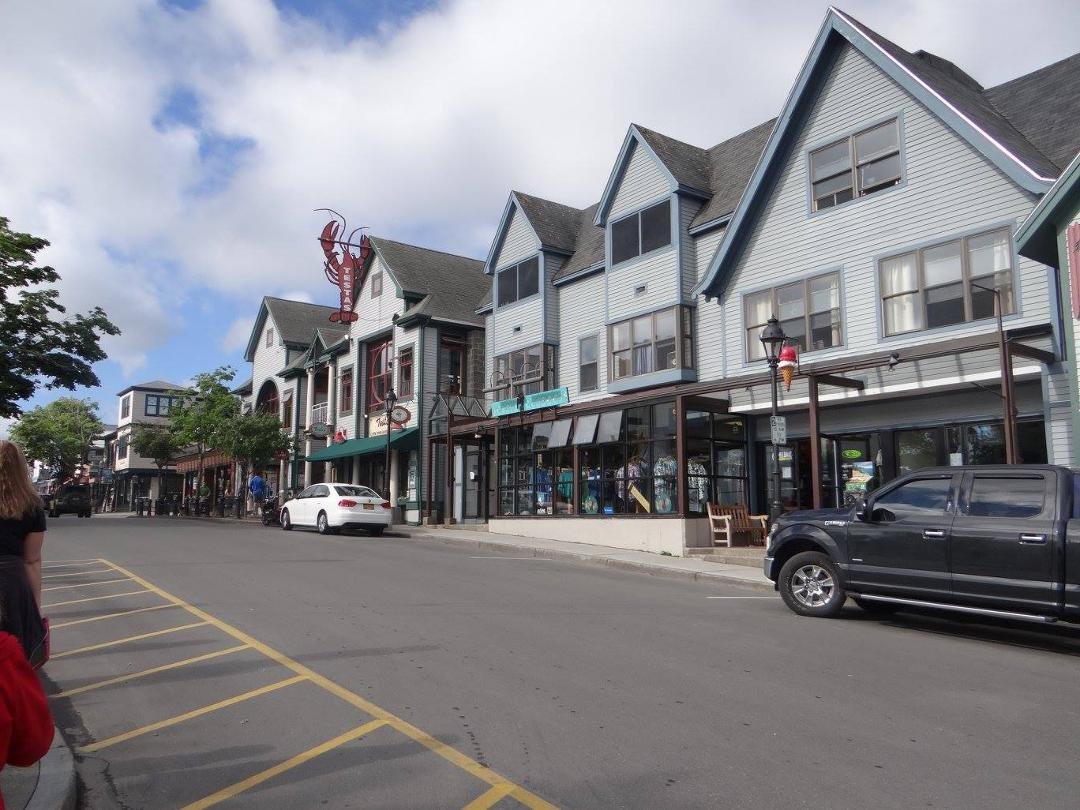 Bar Harbur Maine is a great place for shopping and for sea food.