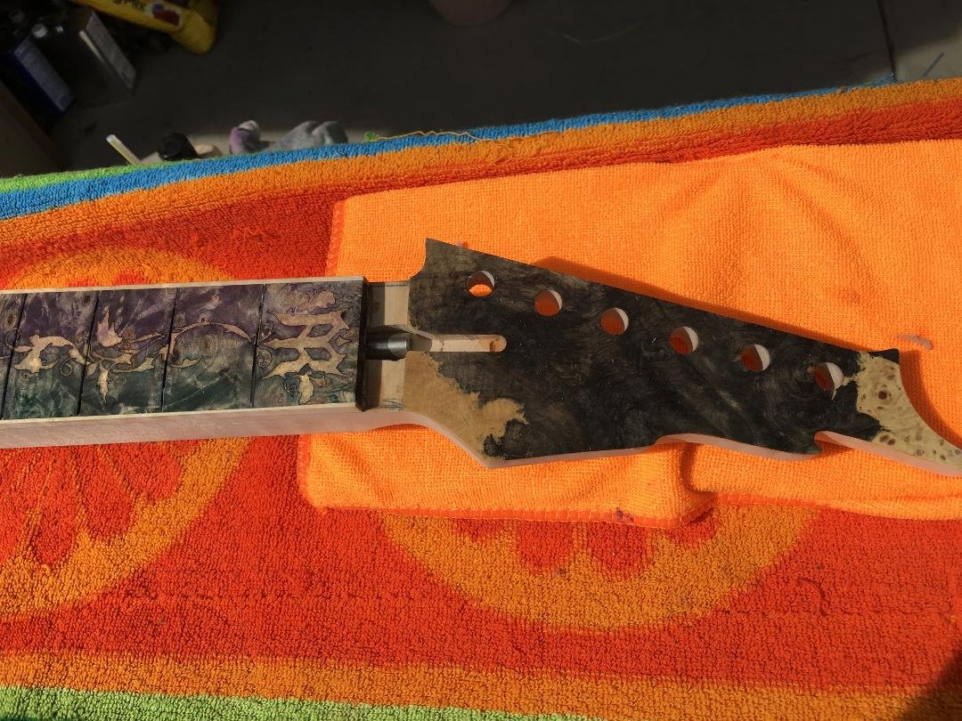 Here's that increadible headstock!