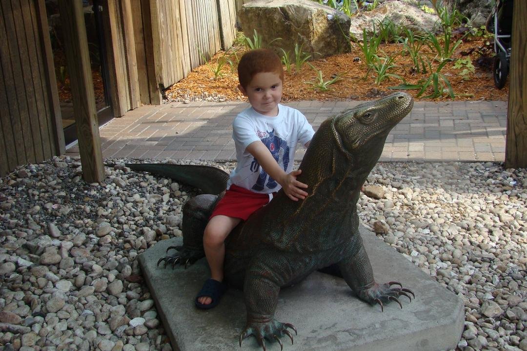 A day at the zoo riding the komodo dragon. El dia en el zoologico.