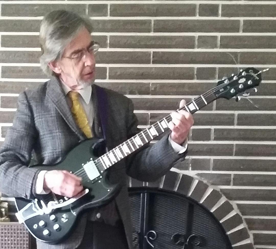 #GrabAGibson #GibsonMonth2017
L&M is giving away a Gibson LP and I want it!