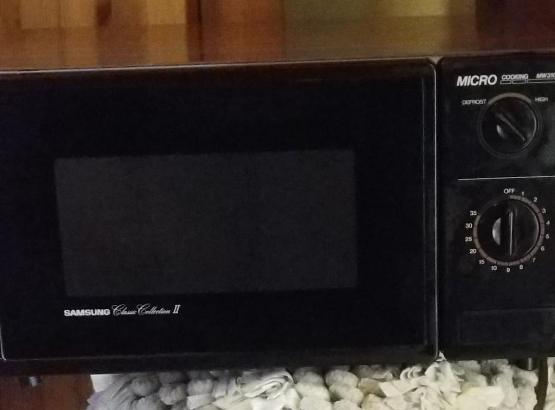 Anybody want a microwave before I take it to goodwill. It has the roller and glass plate and it defrost. Not sure of the watts put it works pretty good.