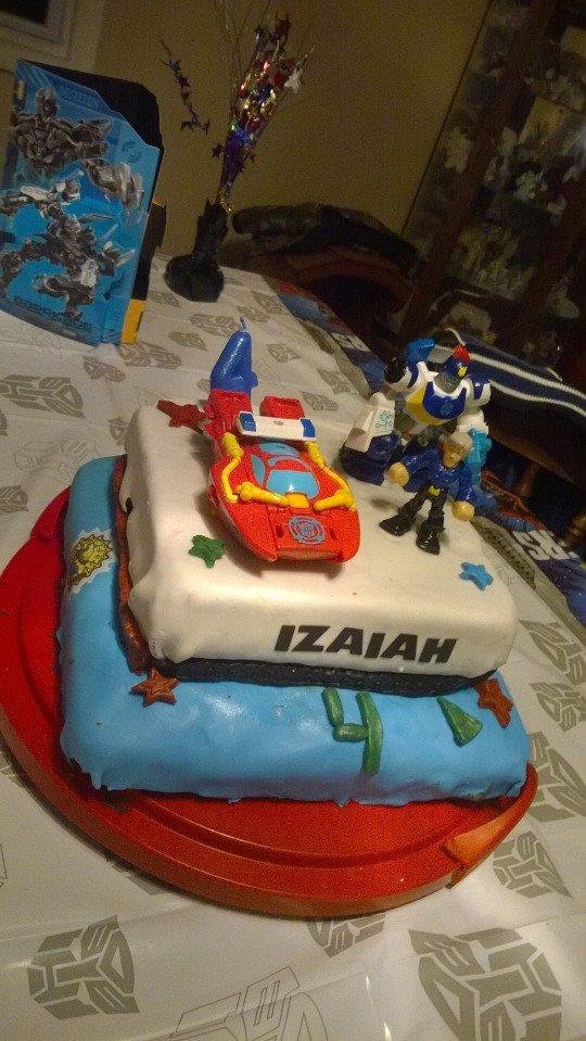 Look at the Birthday cake my daughter made for my lil Izzys' 4th . She is good...... Awesome job Megan.