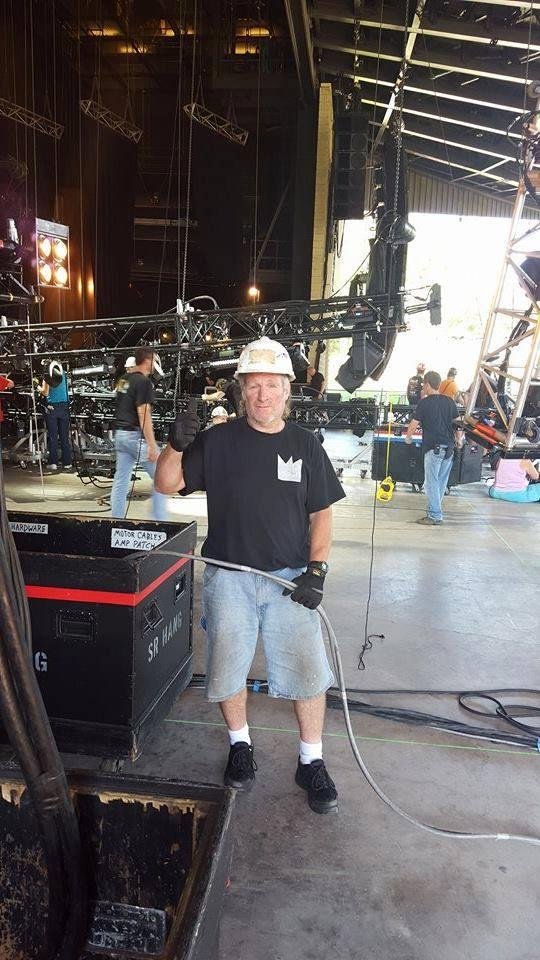Stagehands Diary - Worked Van Halen Yesterday at Bethel Woods ..........Great Show ...... at the end, David Lee Roth came to the loading dock and thanked us for all our hard work and shook a bunch
of our hands ,,,, i was n