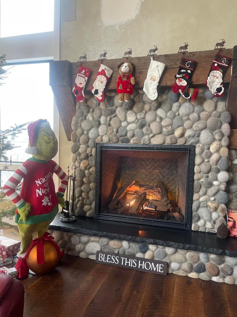 I can’t wait for the Grinch & Santa showdown tonight 🤣 Merry Christmas Eve everyone! ♥️🎄