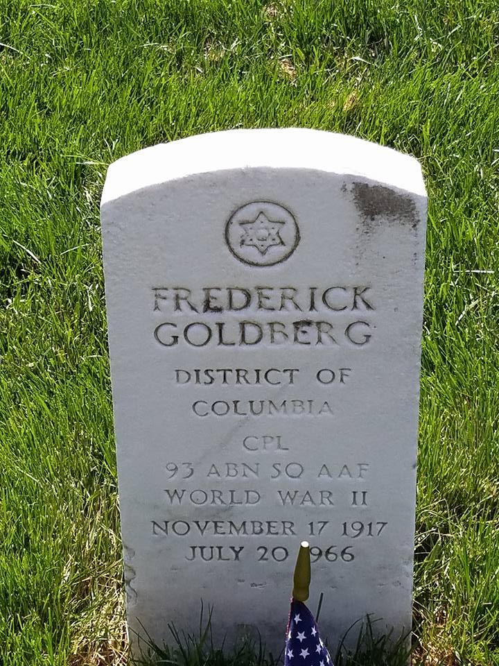 Visiting the grave for Beryl's grandfather at Arlington National Cemetary.
Memorial Day Weekend 2016.