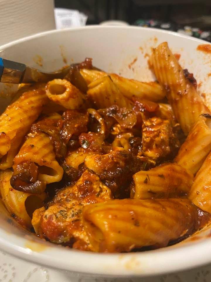 Dinner tonight.
Boneless/Skinless Chicken Breast. Add Basil, Dill, Black Pepper, Garlic Powder, two diced sweet onions.
In a 4qt pot, added 3 quarts water. When boiling, added 6 ounces of Rotini. When both were cooked,