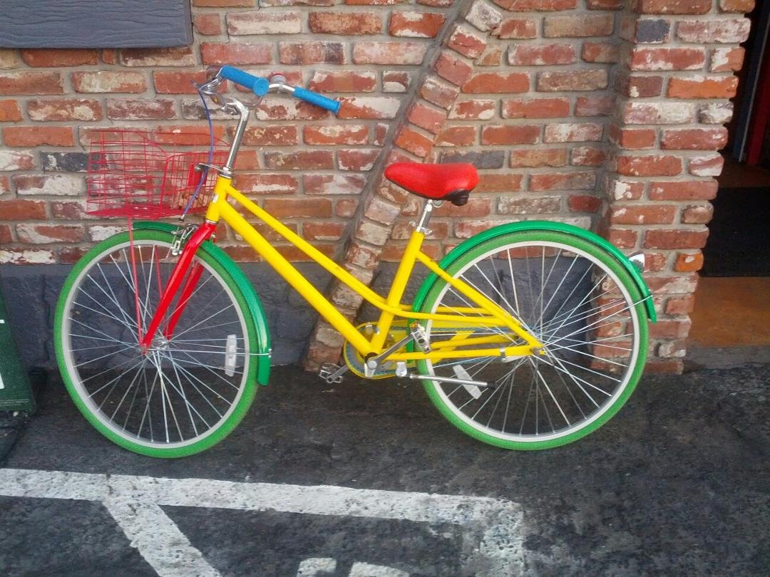 This is a Google Bike! You take it and leave it. If you work for Google, you pick it up and go. If it sits too long, they use GPS to retrieve it. So if you want to steal it you need a lead box. If they catch you, it's the w