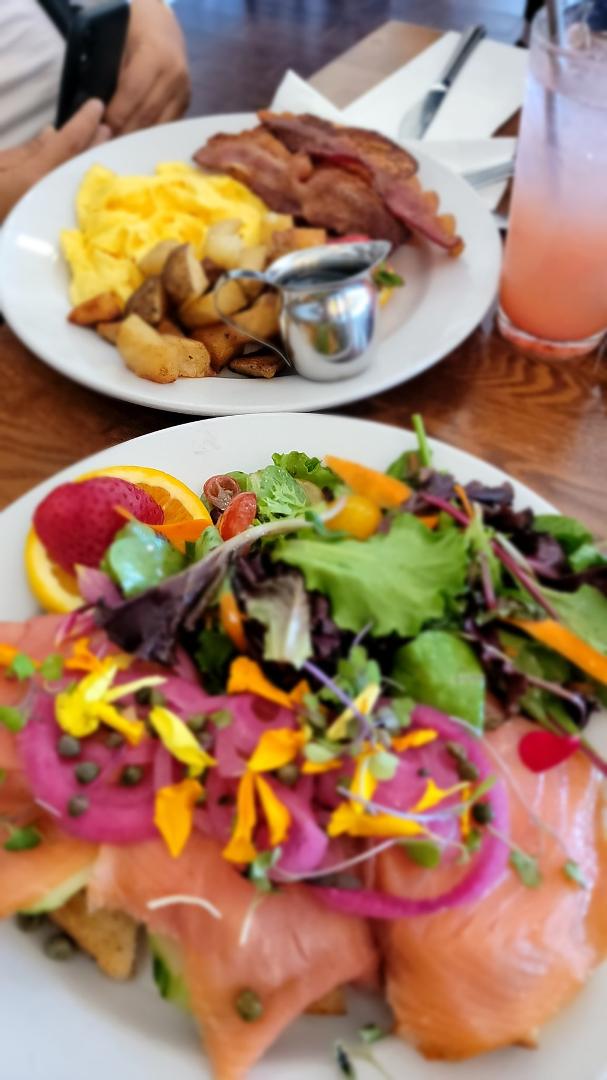 Yum!! Catholic and Jewish ladies enjoy brunch together ~
Lox 🥗☕️🥓🥚 😃😋
