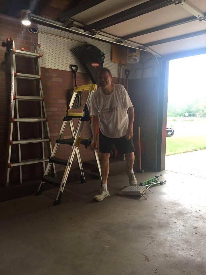 Bruce got done with one side of the garage and now he’s busy hooking everything to the walls. New paneling and pegboard!! Looks so nice!!🤗🏡👏🏻