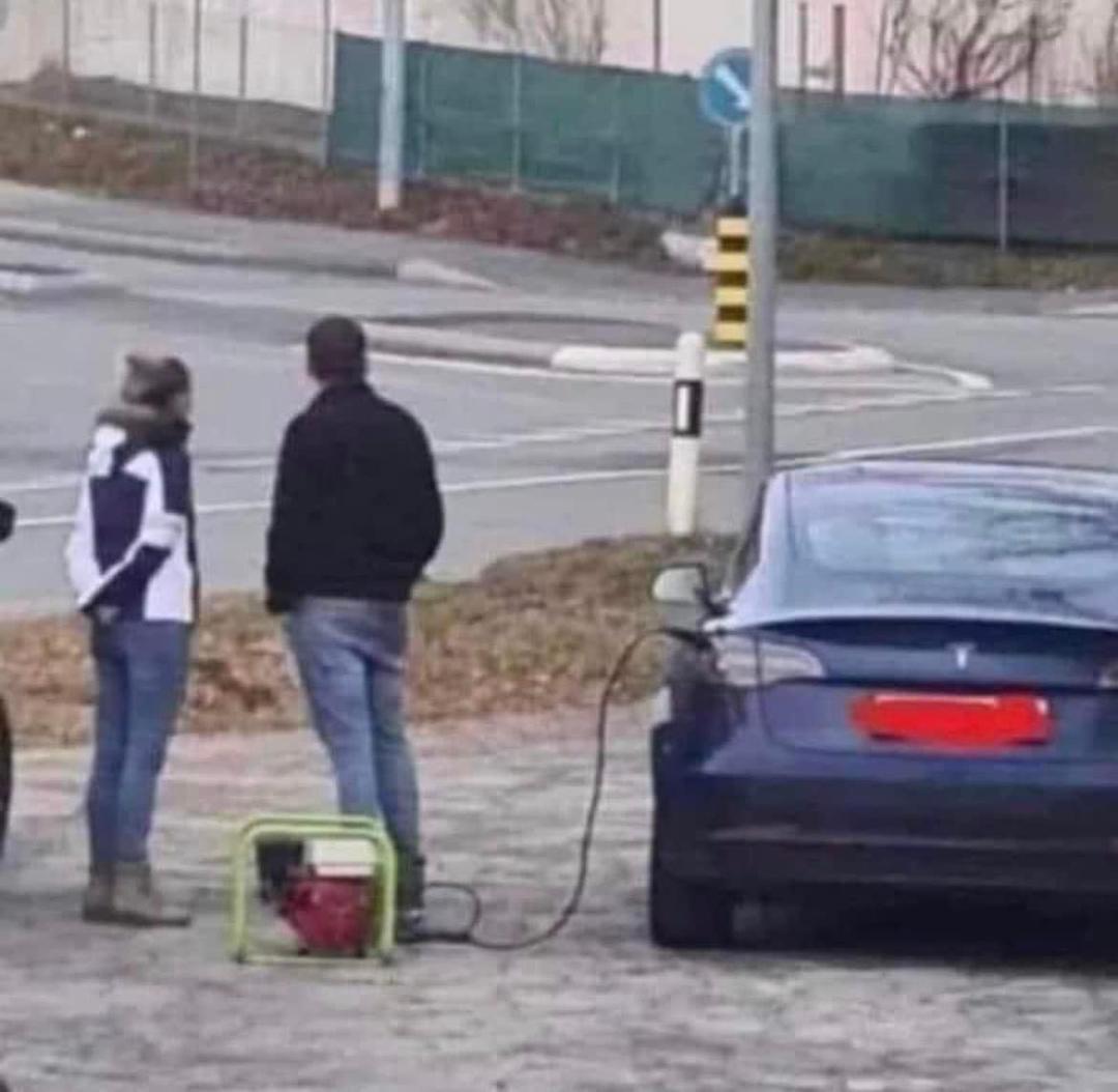 My day is complete.
A gas powered generator for an electric car.