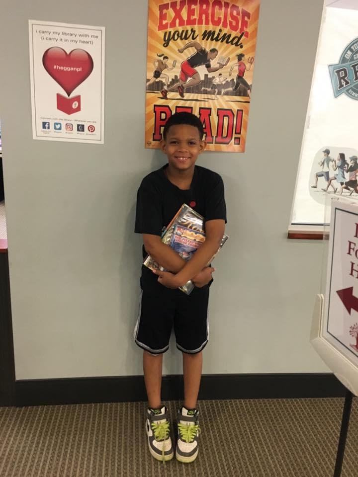 Bray picked out five books from the library. Let's start reading!👏🏼