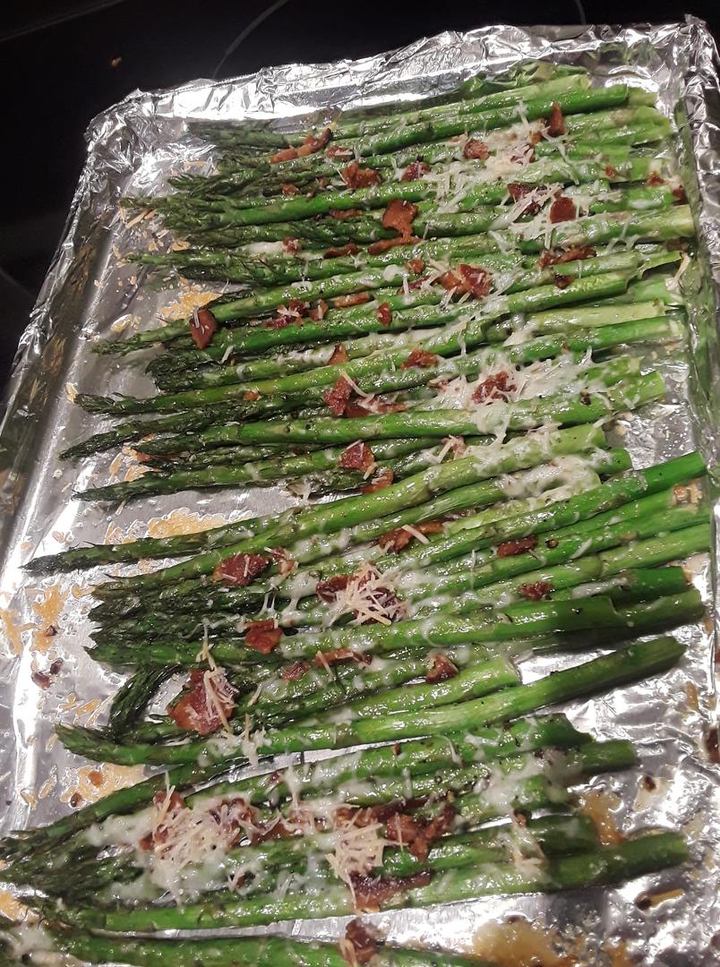 The roast asparagus was so good that I took a pic for my daughter It went great with our chicken parmesan and garlic bread. Finished with homemade chocolate pudding.