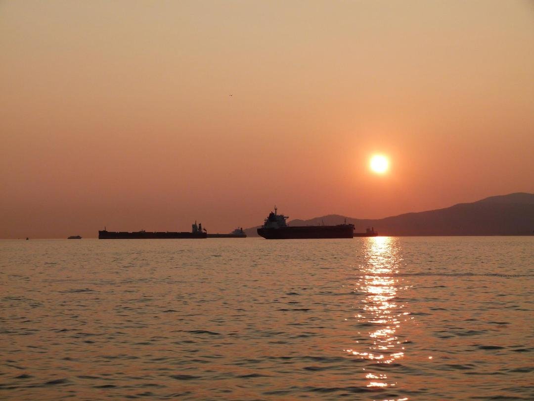 Setting sun in Vancouver harbor.