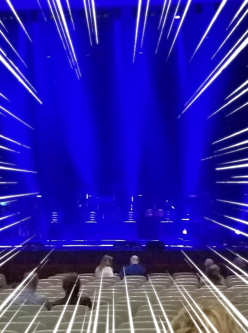 Very small auditorium. Should be a nice up close and personal concert. Starts soon. So excited! 🤩🤘