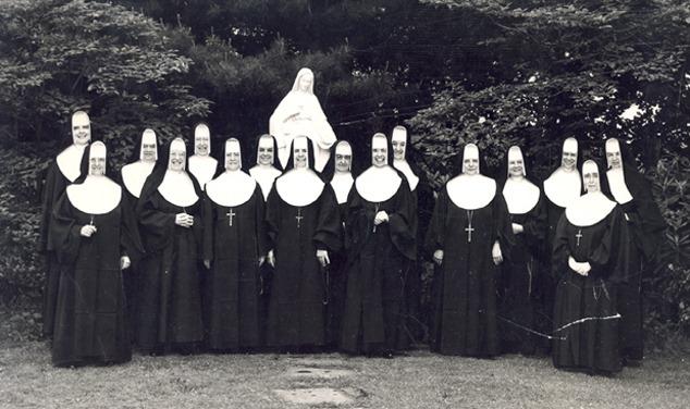 These nuns are IHM....does that statue look familiar to anyone else besides me? Hudson River group? Poughkeepsie group?
