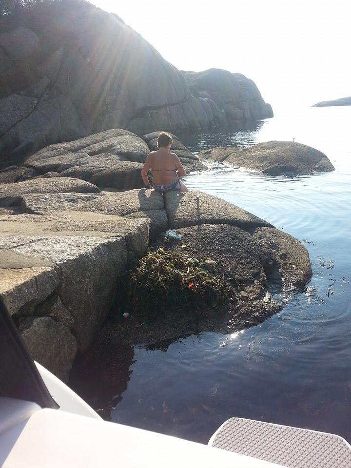 Greta med føttene i tanga.