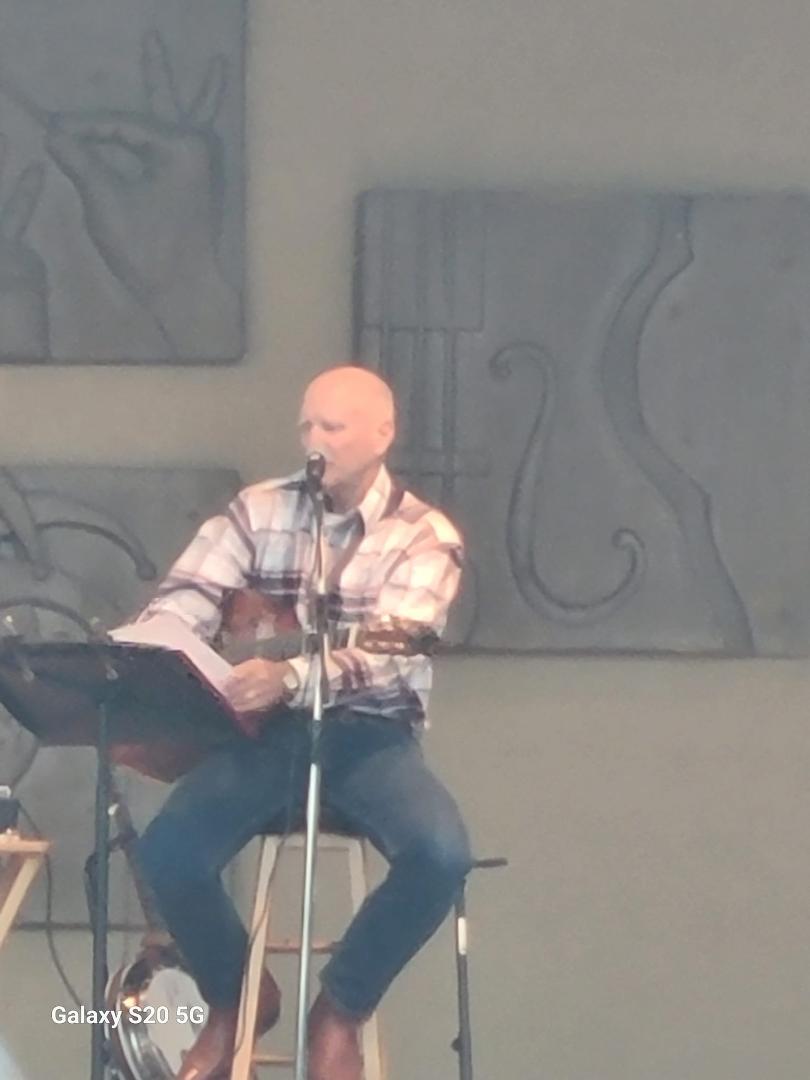 Bill Cassidy in concert at Veterans Park. He started with a Gordon Lightfoot song, went on to the Highwaymen and other stuff I loved listening to. Luckily we aren't sitting too close to anyone so I can sing along. Ver