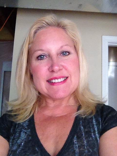 This woman is looking for a man interested in traveling, having fun and who likes to cuddle. No cheaters welcome!!!
