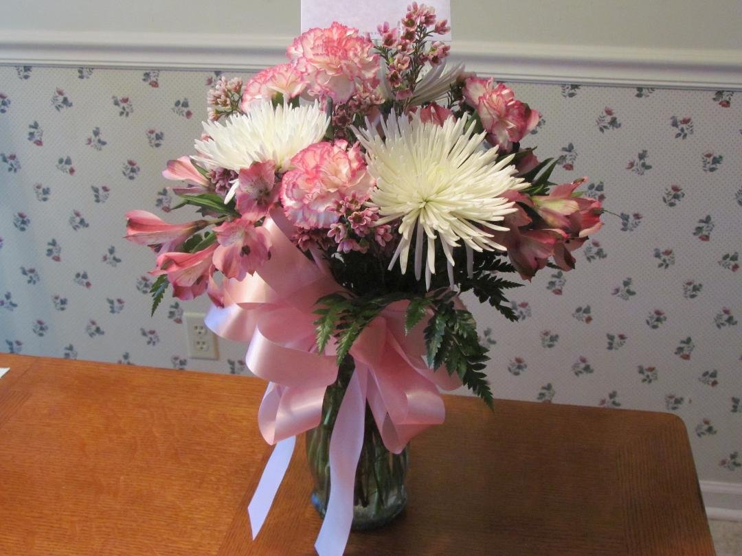 Guess what I got yesterday?? This beautiful bouquet from my sweet sister, Betty. She said she loves me and wanted to cheer me up since I had cataract surgery last Tuesday morning. It definitely cheered me up right away!!