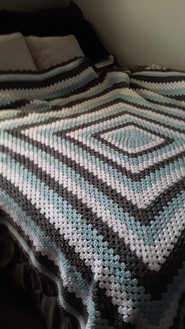 Finally finished!! 77" x 77" and "only" took 9 skeins of yarn and not quite 8 weeks of work. Think I'll work on smaller projects for a while.