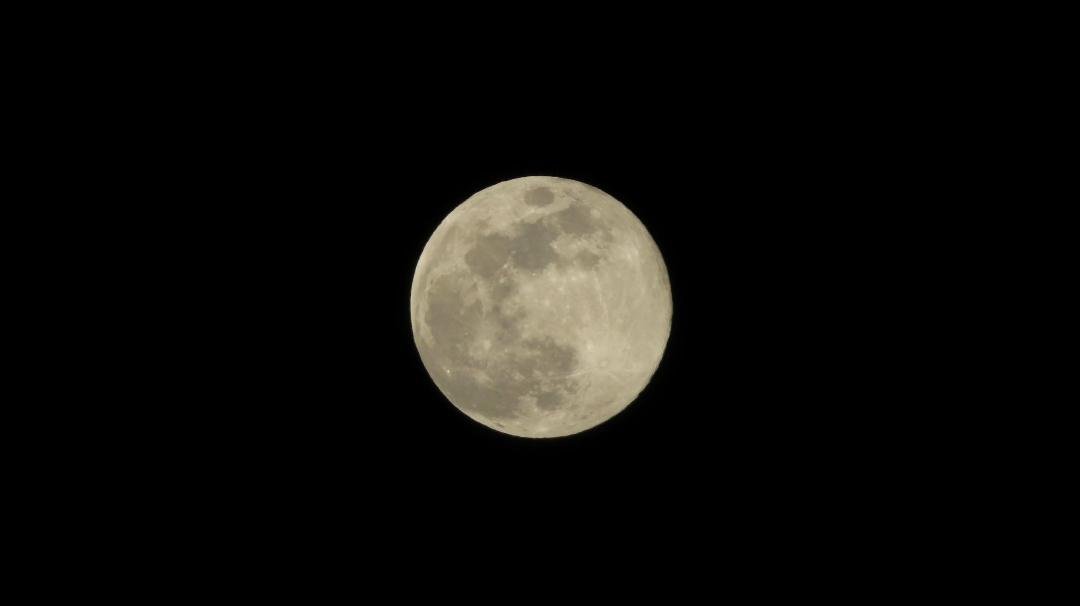This is supposed to be the Pink Moon?