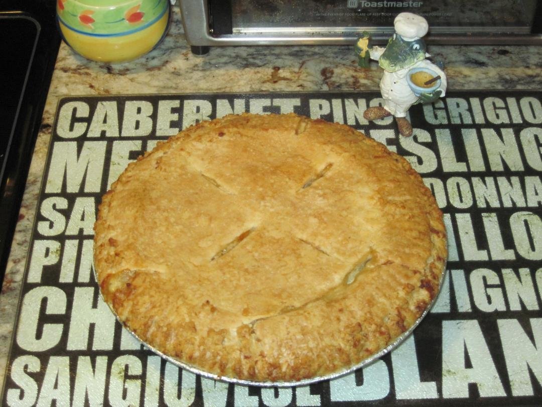 TURKEY POT PIE !!!
Well.. what better to do with some of that leftover Thanksgiving turkey I put away in freezer last month? How about a homemade TURKEY POT PIE??? No recipe used.. just made it "by feel". Saw that I had