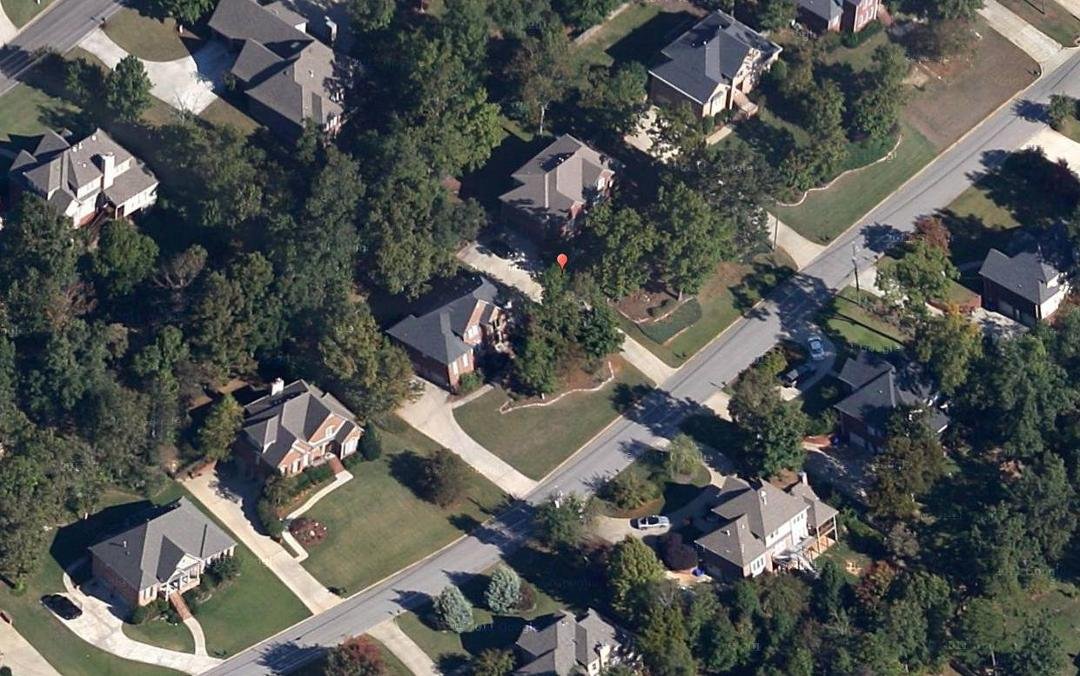 This is my new house in a suburb to the southeast of Birmingham, Alabama (I'm renting for now), ten minutes from my new job. It's the classic "location is everything"; the same house twenty minutes closer to Birmingham wou