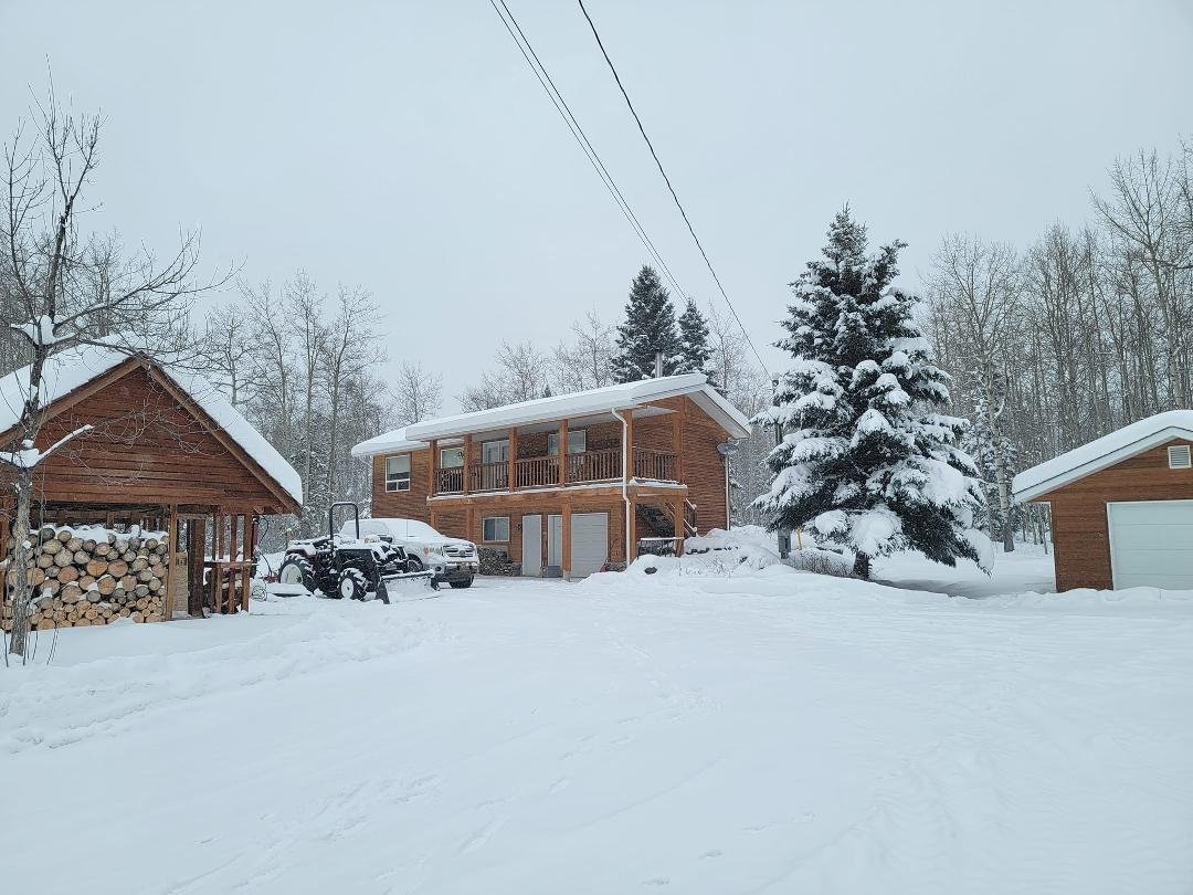 Merry Christmas from our home to yours.
Jennifer Akeroyd and Tom Moug