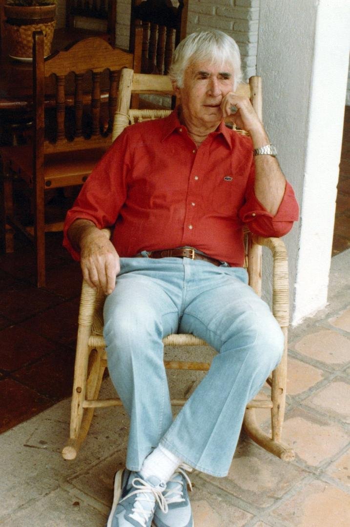 I want to wish Happy Father's Day to my father!
This picture was taken when he was living in Cuernavaca after retiring from teaching at the University of Virginia.