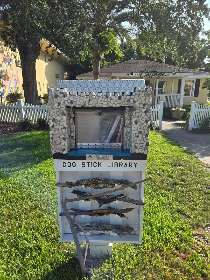 On St. Simons Island, GA, even the dogs are well-read and willing to share. :)