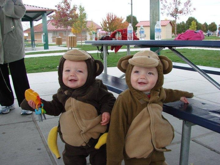 Jake & Jesse 2 Halloween monkeys with bananas
