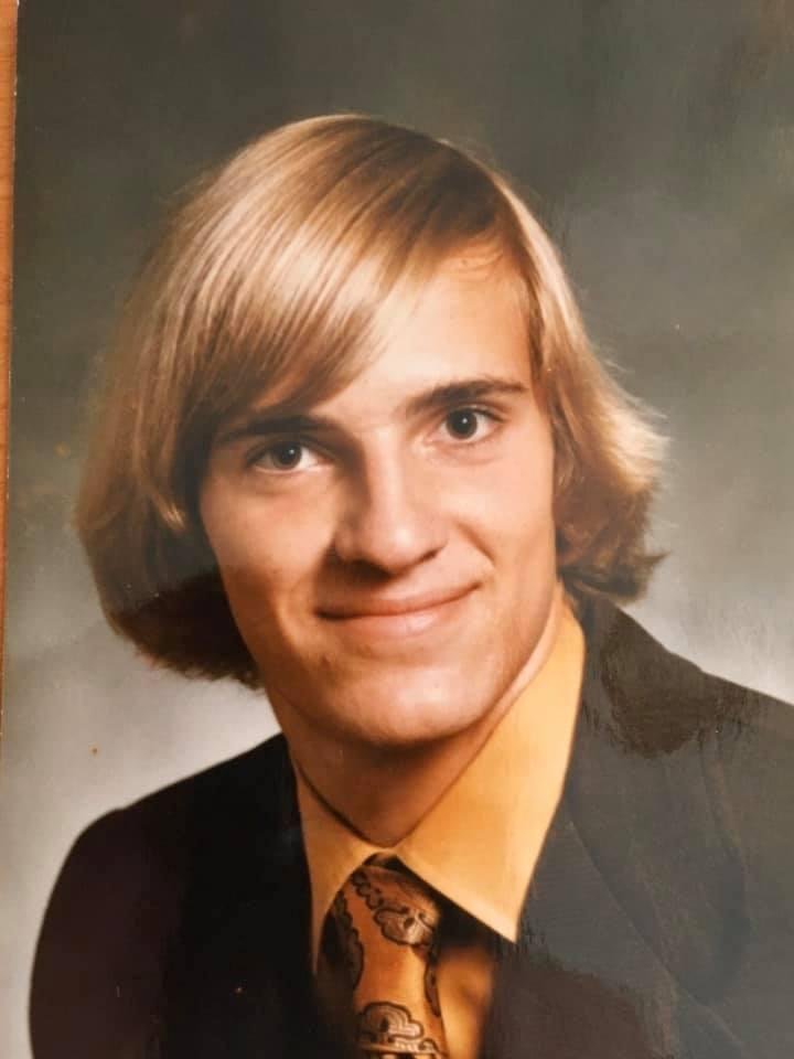 High School Senior Pics are big big. Here’s the kid 1976 “America’s High School” Riverview, Sarasota, Florida 1976.