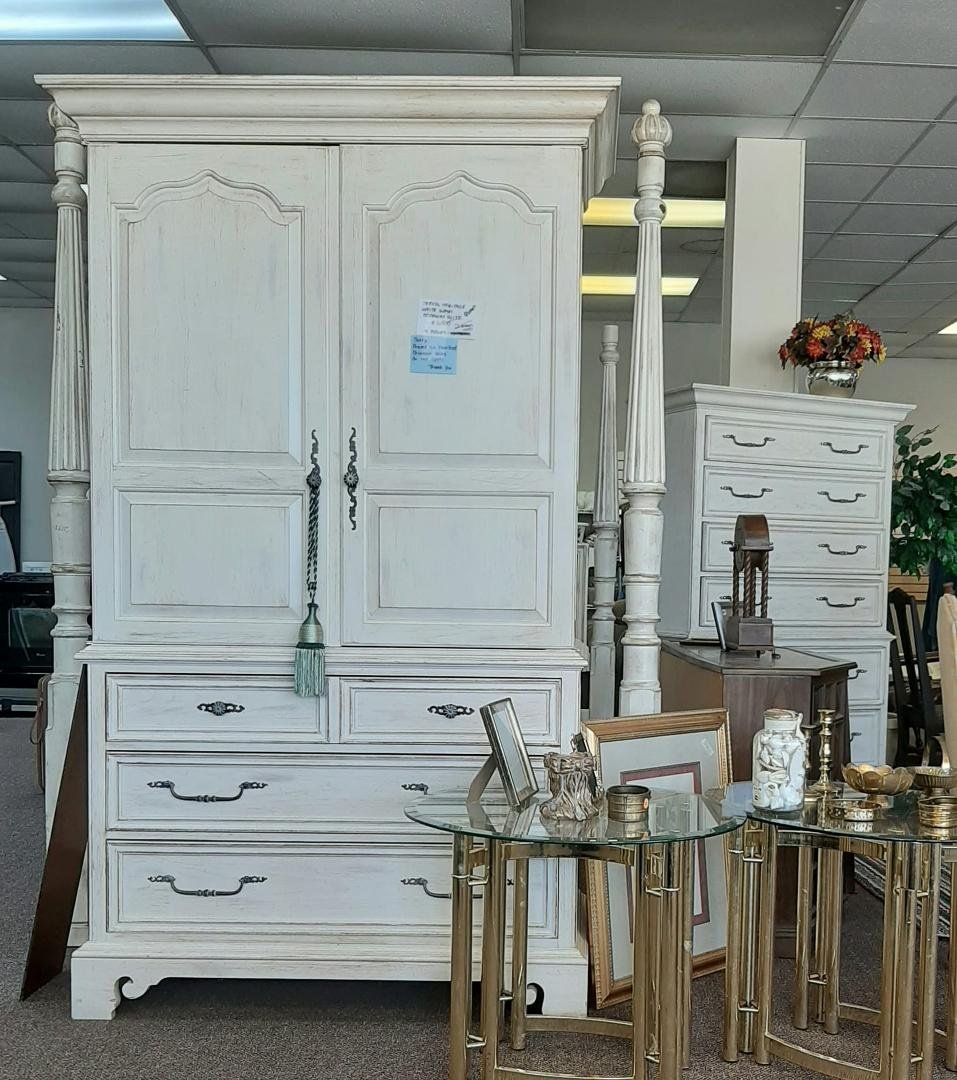 This Four Poster Bedroom set is marked down $1000 to only $1500. If I needed one, it would be mine. I think it's BEAUTIFUL!!