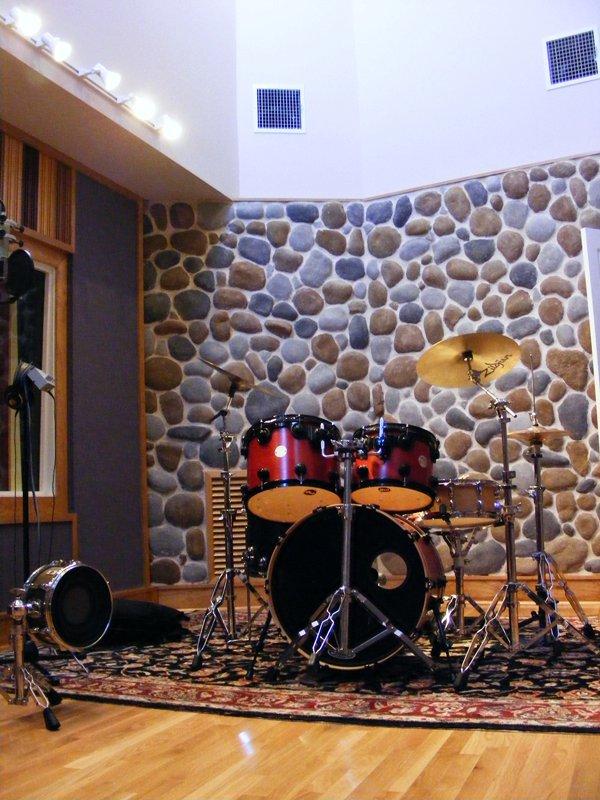 Another shot of the 'big room', sans mic stands. In this 'dead end-live end' room, the drums are against the riverstone wall, and the piano is against the 'dead end' wall. The camera is placed in front of the piano for this