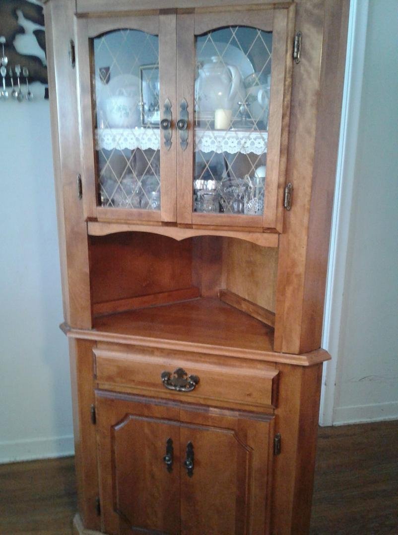 2 corner cabinets, 2pcs each, 100.$ maple