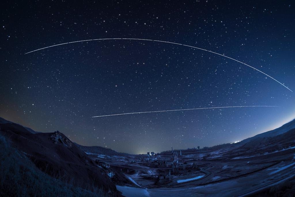 Space Stations in Low Earth Orbit
Image Credit & Copyright: Zarcos Palma
Explanation: On January 3, two space stations already illuminated by sunlight in low Earth orbit crossed this dark predawn sky. Moving west to east (