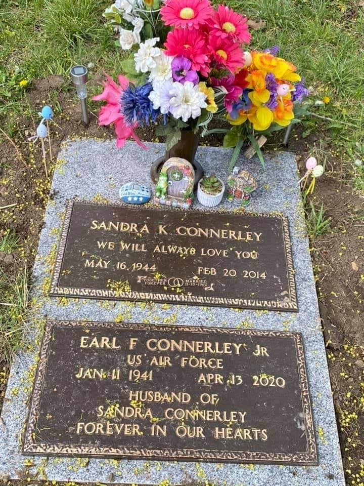 Oh my gosh look what has finally been set my Momma has waited 7 long years and now both my beautiful angels have beautiful headstones my heart is so overflowing with emotions .... Love you Momma and Dad and miss you both so