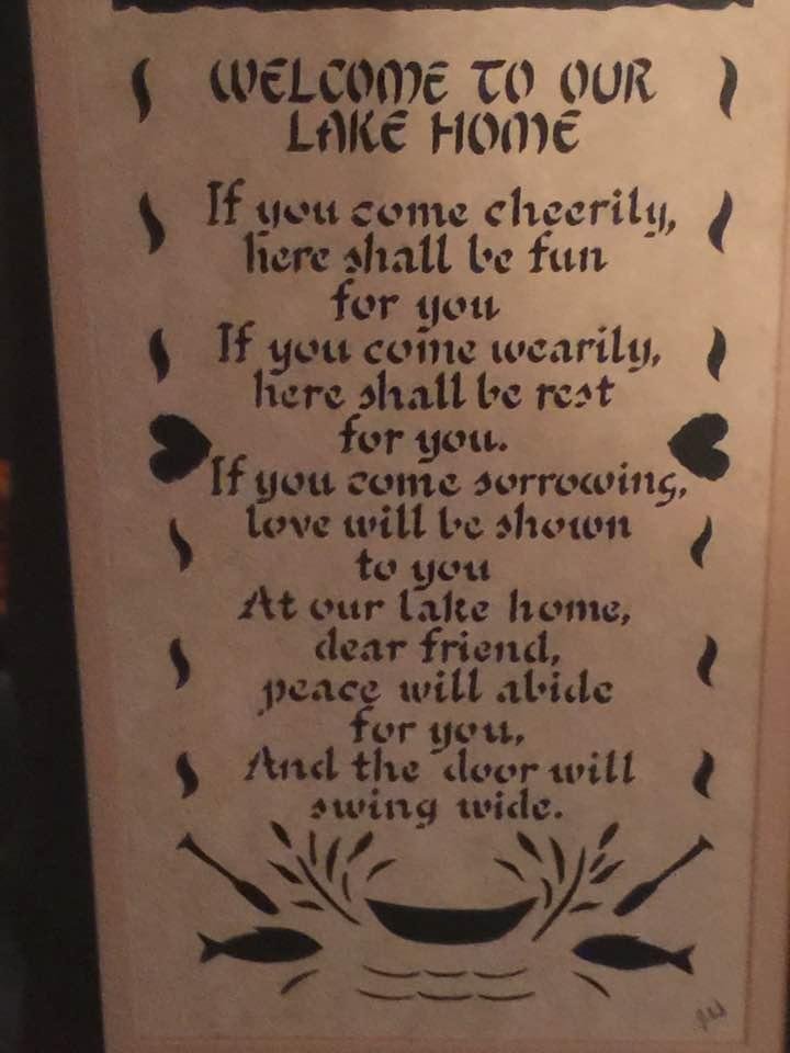 This is a sign in the lake house that I am staying at this week......
What a nice welcoming home quote....
Just being here you feel the stress go away....
Quiet....
Peaceful....
No clowns Legh.......
Remember this Jasmine..