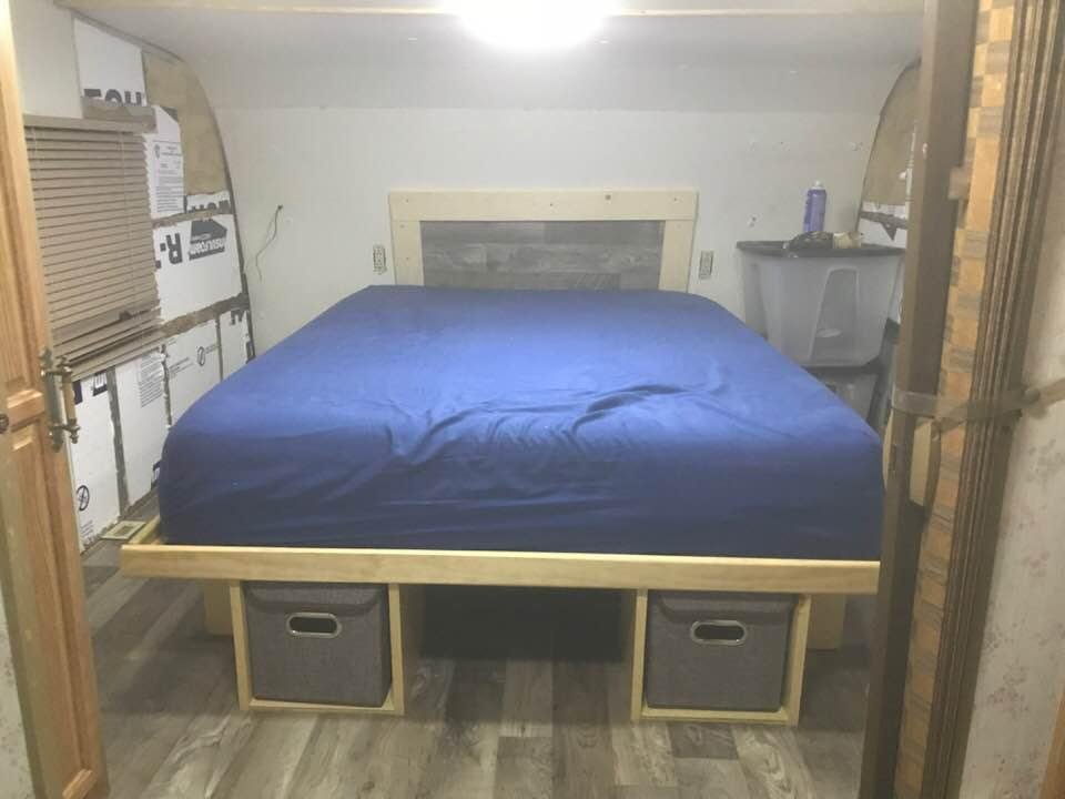I finished the new bed for the camper. Now we have some space to store our clothes when we travel.
