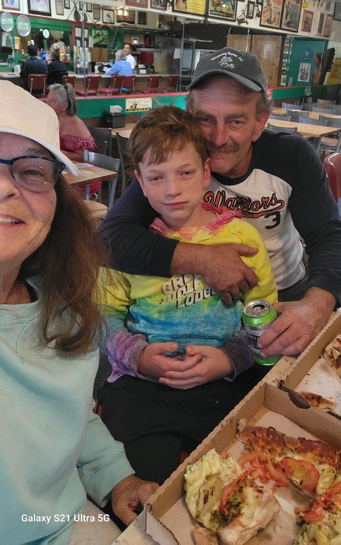 6/26/23
With Son & grandson.
We each had our favorite ~
Sage brush, stage coach without tomatoes with pesto sauce for Cameron, stage coach pesto with tomatoes for me. An ol' favorite in Niles. Pizza like no other! Tete T