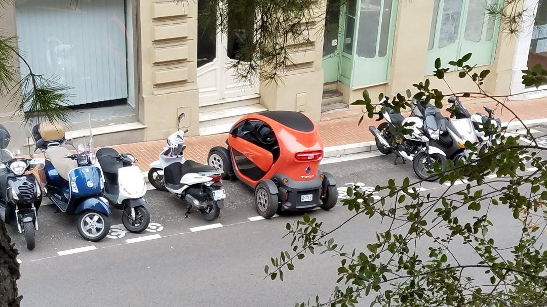 Does anybody know what kinda car this orange thing is? I took this pic in Monaco in 2017.
