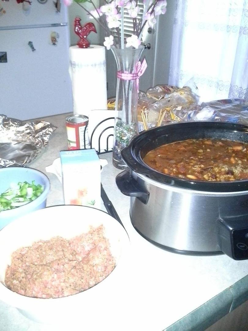 Pasta fagioli is done, mini meat loaf mixture is all ready, made a pitcher of Starbucks Black Tea and thinkin bout maybe doing smores cupcakes..hmmm