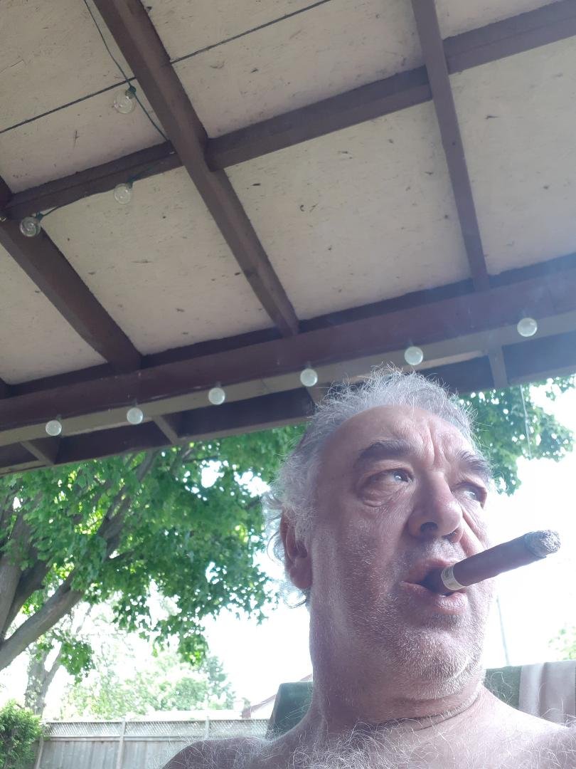 A hard day of yard work finished
#Macanudo cafe