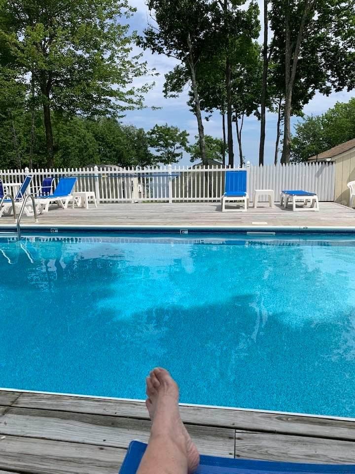 Relaxing “do nothing” pool day! Great friends, view of the ocean, area is 1/2 sun, 1/2 shade, lovely ocean breeze.. Snacks & cocktails…. Can’t get much better than this 🤗