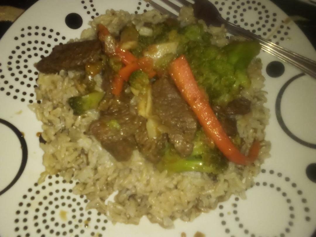 Stir fry beef, garlic, onions, green peppers, brown rice carrots and broccoli. Yummy 😋