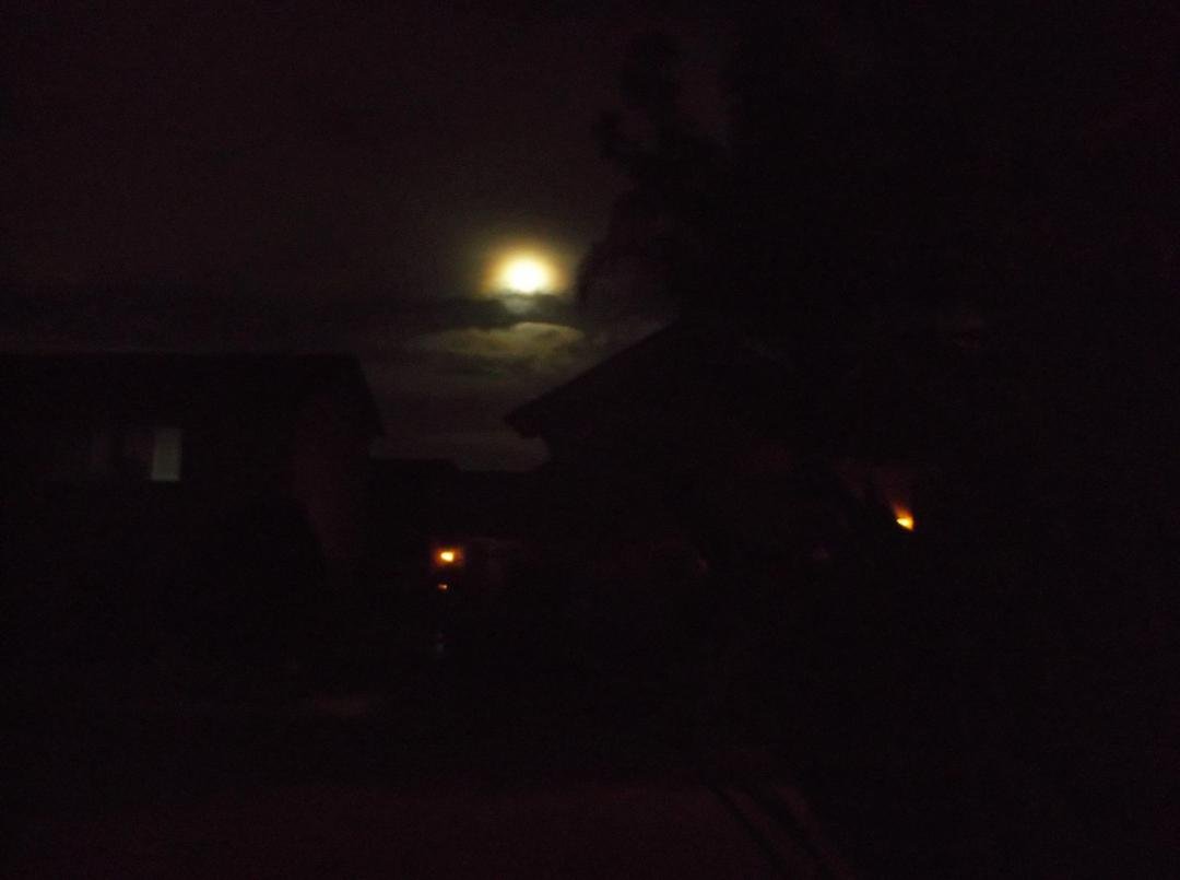 somebody near me in cerritos get a pic of the moon, with all the humidity, theres almost a full rainbow around it. I can't get a good shot.