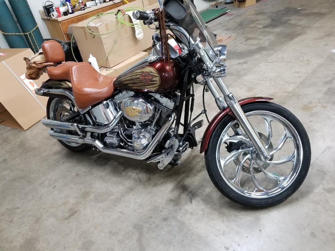 2 hours polishing and still goin.......Screamin Eagle III #76 will be on the road tonight when it cools down.....